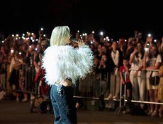 Исполняя песню «Внеорбитные», певица спустилась со сцены.