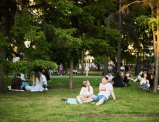 В сквере Кирова горожане отдыхали прямо на траве.