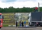 Мужчины, которые пытались помешать дронам. Скриншот видео из телеграм-канала «Инцидент Иркутск»
