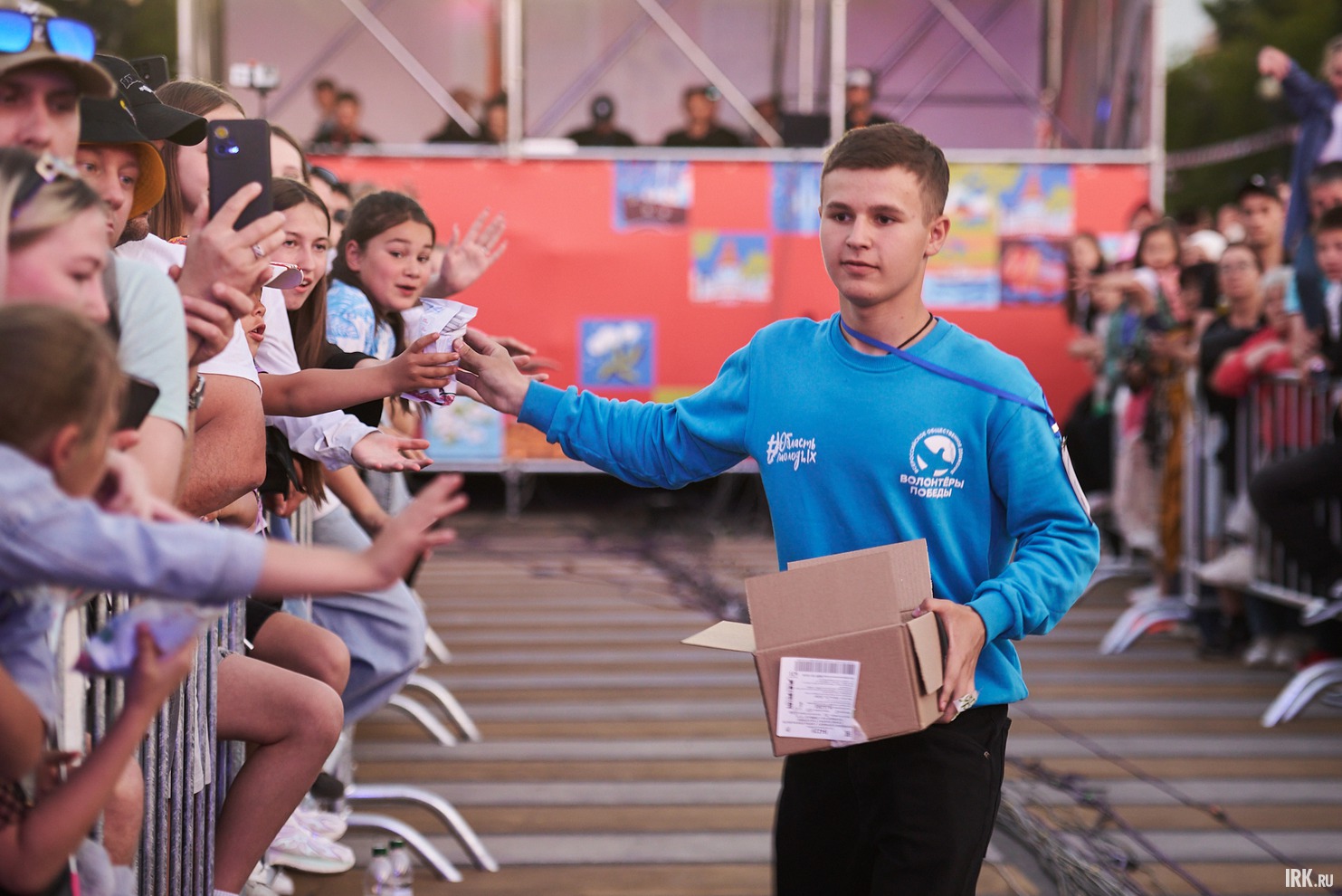 Детям раздавали мороженое.