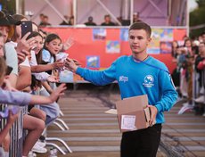 Детям раздавали мороженое.