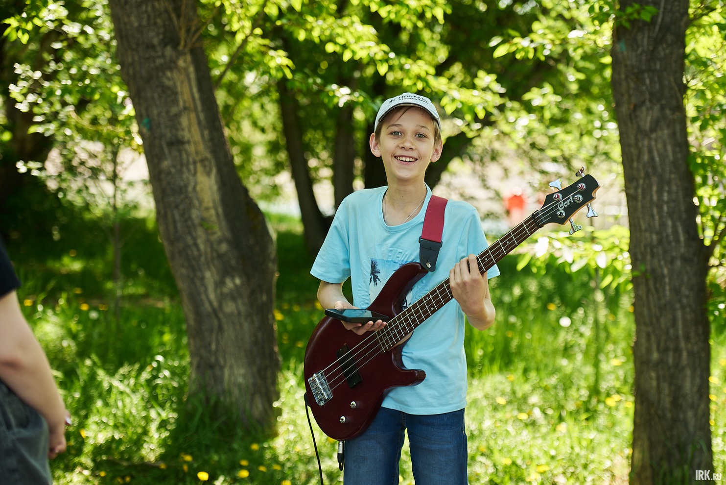 Кто-то играл музыку.