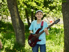 Кто-то играл музыку.