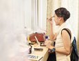 Артисты начинают подготовку к спектаклю за пару часов до него.
