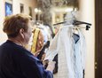 …за сценой происходило не менее важное — костюмеры готовили сценическую одежду для танцоров.