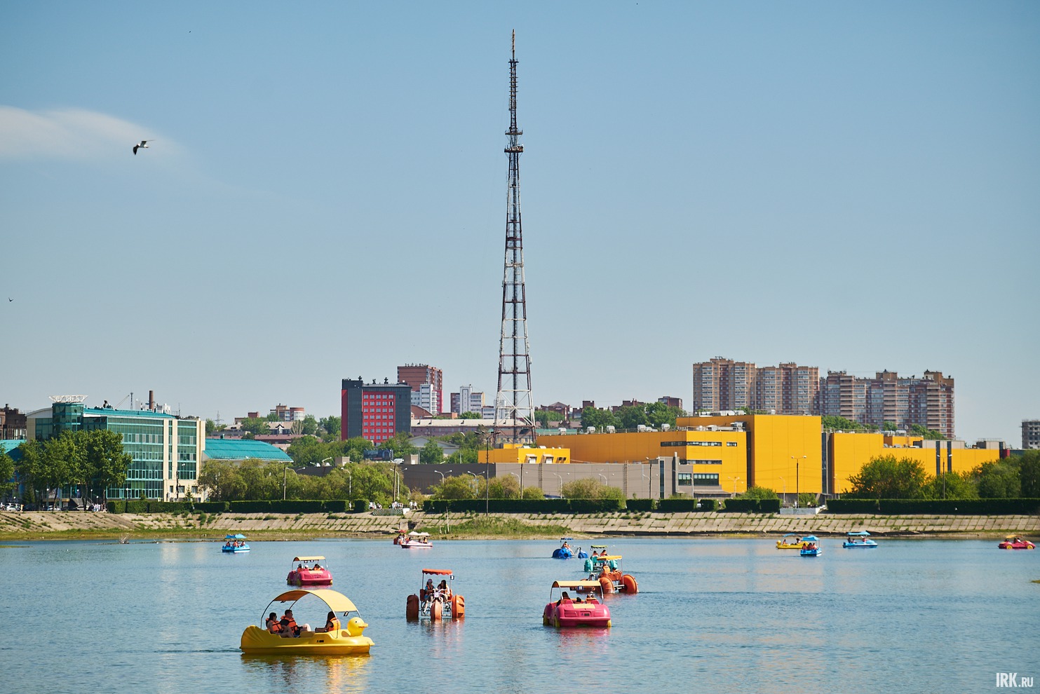 День выдался знойный. Поэтому с самого утра гуляющие старались быть ближе к воде
