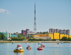 День выдался знойный. Поэтому с самого утра гуляющие старались быть ближе к воде