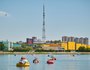 День выдался знойный. Поэтому с самого утра гуляющие старались быть ближе к воде