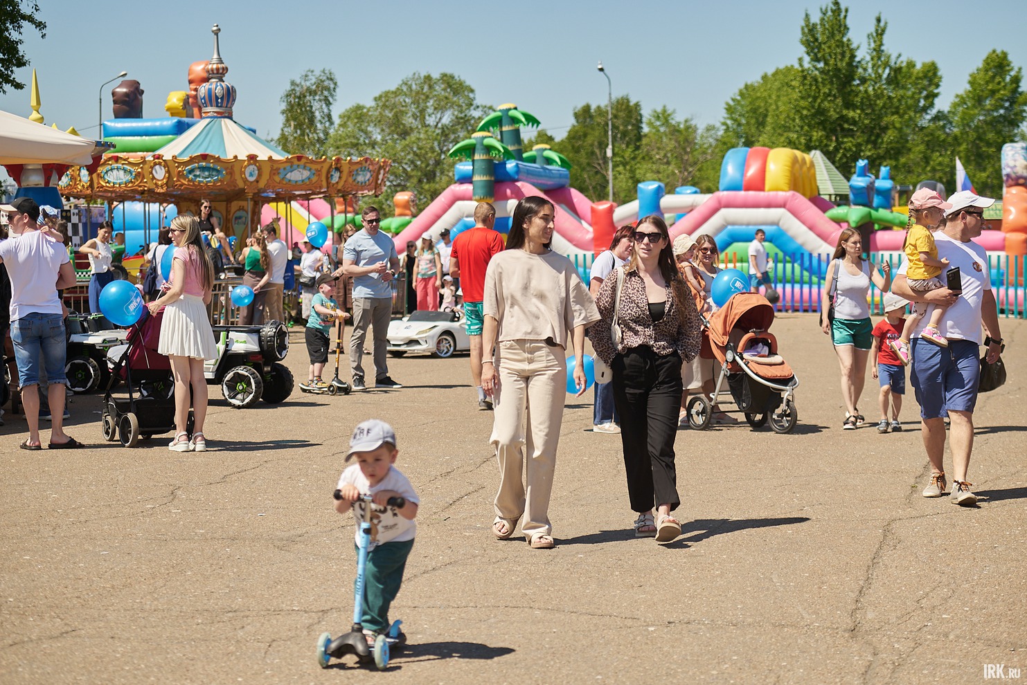 Там можно было любоваться праздничным городом с колеса обозрения, покататься на аттракционах или принять участие в большой развлекательной программе для детей.