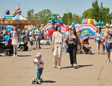 Там можно было любоваться праздничным городом с колеса обозрения, покататься на аттракционах или принять участие в большой развлекательной программе для детей.