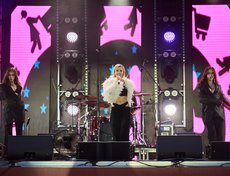 Хедлайнером вечера стала Юлианна Караулова.