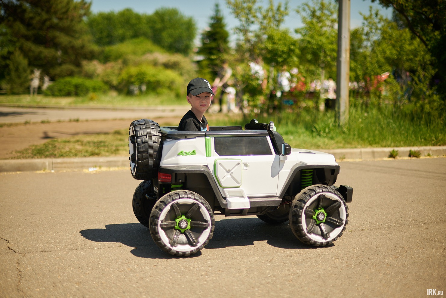 Кто-то катался на машинке.