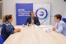Александр Ведерников провел прием граждан. Фото IRK.ru
