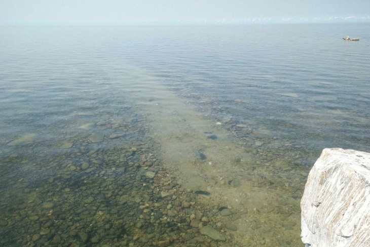 В воде виден след от передвижения камня. Фото «Заповедного Подлеморья»