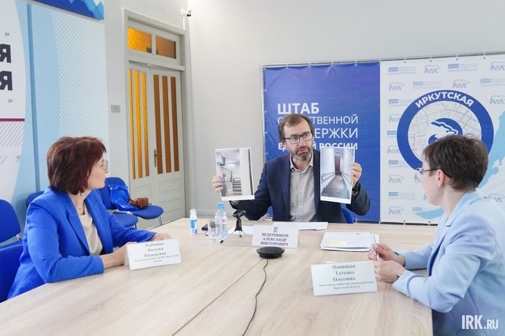 Александр Ведерников провел прием граждан. Фото IRK.ru
