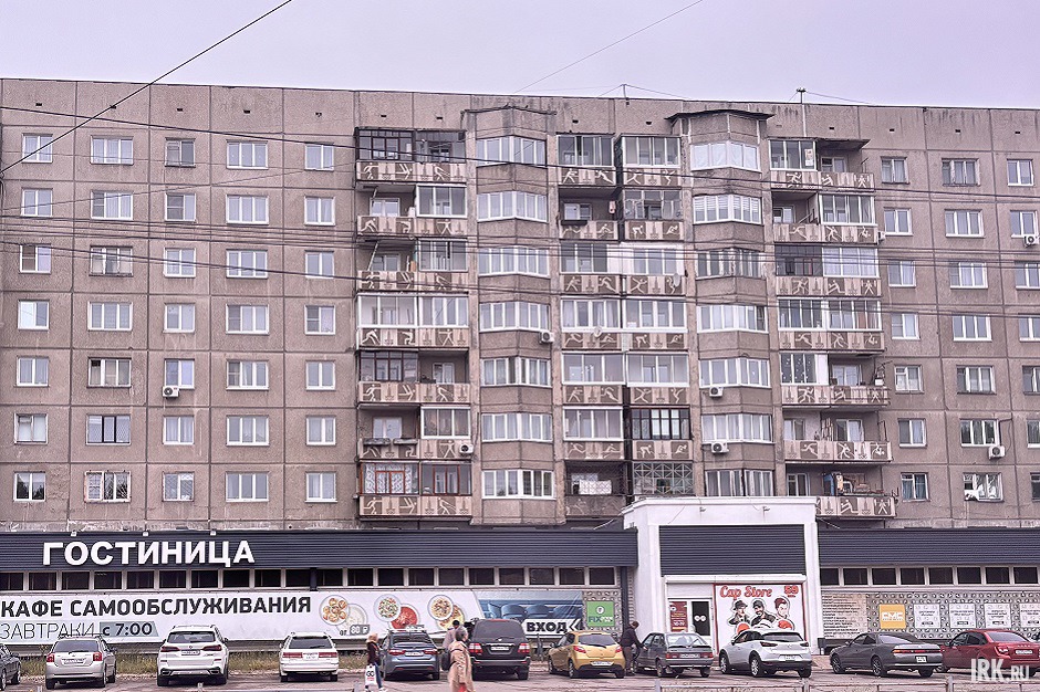 Дом, на балконах которого изображены различные виды спорта. Фото IRK.ru