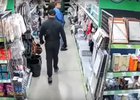 В Братске ищут нападавшего на покупателя магазина. Скриншот видео из телеграм-канала «Инцидент38»