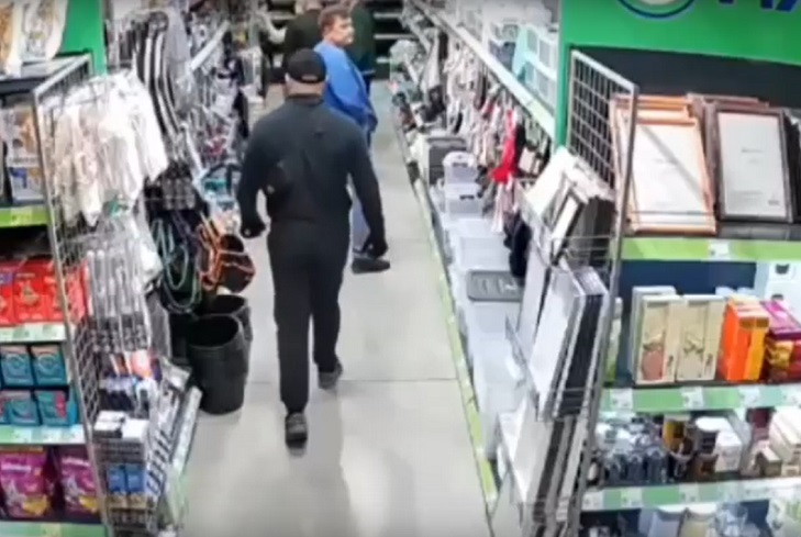 В Братске ищут нападавшего на покупателя магазина. Скриншот видео из телеграм-канала «Инцидент38»