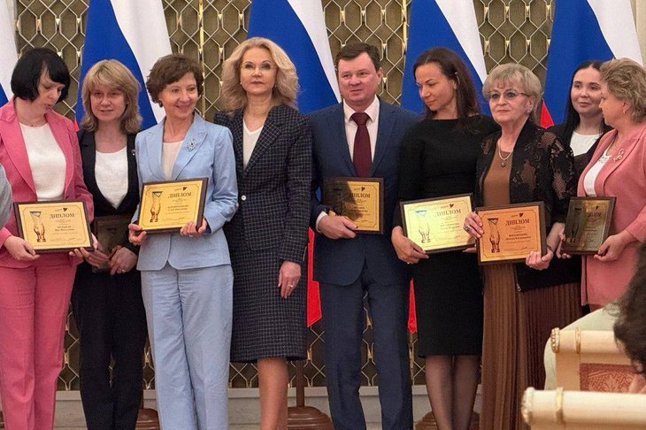 Врачи с заместителем председателя Правительства РФ Татьяной Голиковой. Фото пресс-службы правительства Иркутской области
