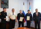 Губернатор с награжденными мужчинами. Фото из телеграм-канала Игоря Кобзева