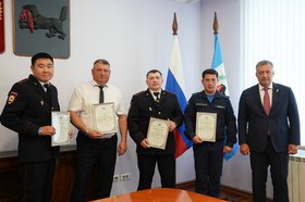 Губернатор с награжденными мужчинами. Фото из телеграм-канала Игоря Кобзева