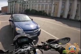 Инцидент с пьяной женщиной за рулем иномарки в центре города. Скриншот видео Госавтоинспекции Иркутска
