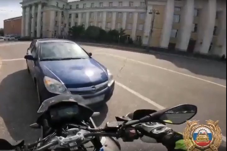 Инцидент с пьяной женщиной за рулем иномарки в центре города. Скриншот видео Госавтоинспекции Иркутска