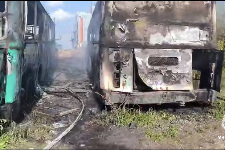 Горевшие автобусы. Скриншот видео пресс-службы ГУ МЧС по региону