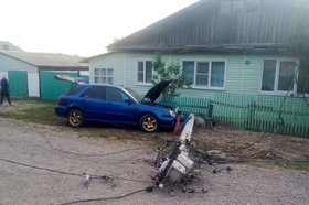 Водитель снес столб. Фото из телеграм-канала «Свет38»