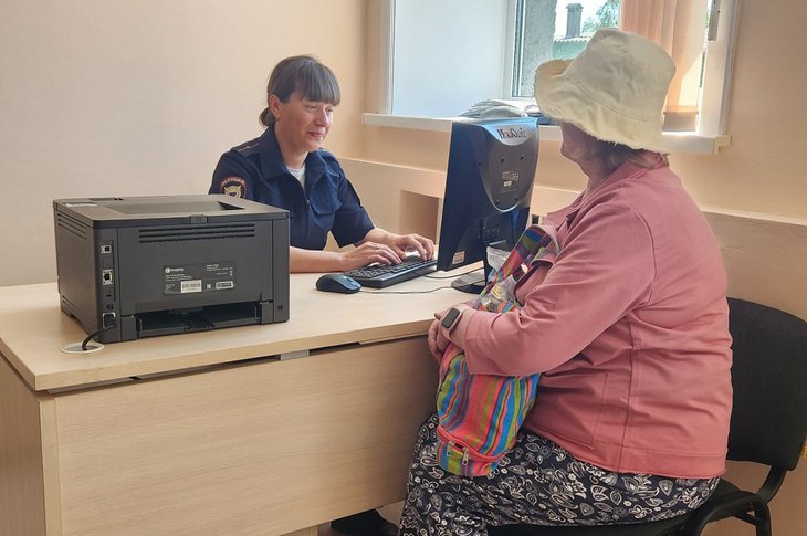 В день открытия жители пришли познакомиться с участковым. Фото из телеграм-канала Леонида Фролова