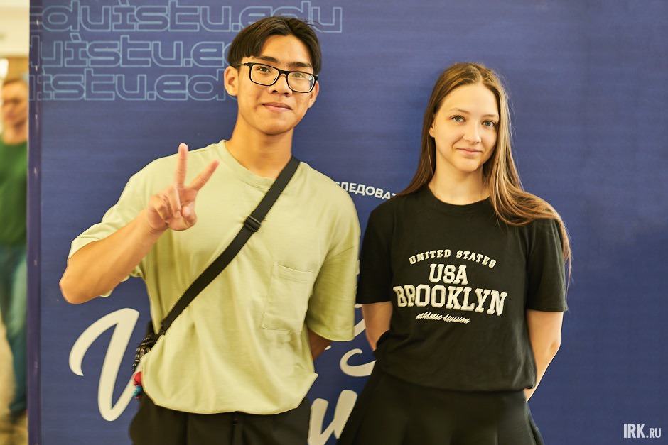 Молодые люди в приемной комиссии