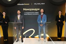 Гендиректор ПАО «ВымпелКом» Сергей Анохин и основатель red_mad_robot Алексей Макин. Фото ПАО «ВымпелКом»
