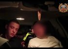 Полицейский и задержанный нарушитель. Скриншот видео пресс-службы Госавтоинспекции Иркутской области