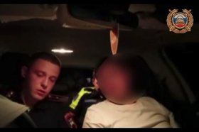 Полицейский и задержанный нарушитель. Скриншот видео пресс-службы Госавтоинспекции Иркутской области