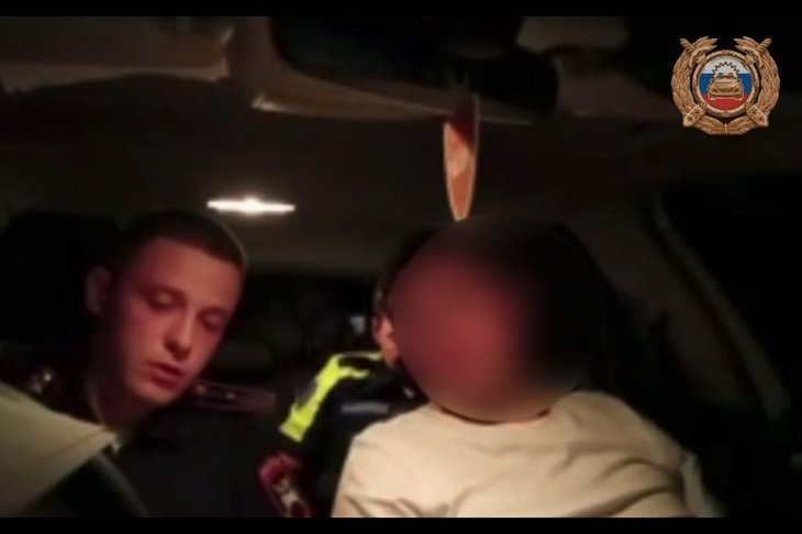 Полицейский и задержанный нарушитель. Скриншот видео пресс-службы Госавтоинспекции Иркутской области