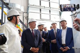 Игорь Кобзев в институте химии. Фото пресс-службы правительства Иркутской области