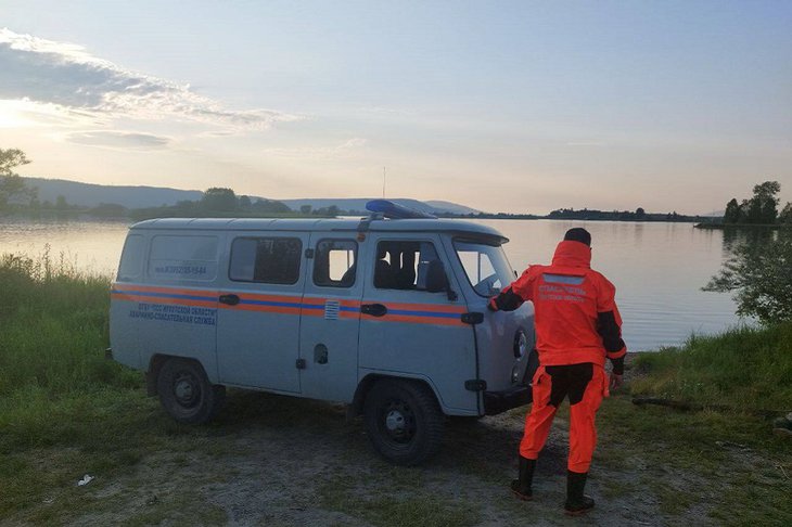 Поиск утонувшего. Фото из телеграм-канала пожарно-спасательной службы Иркутской области