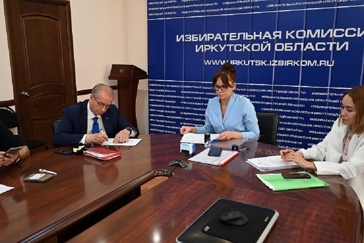 Сергей Левченко подал документы в избирком. Фото пресс-службы Избирательной комиссии Иркутской области