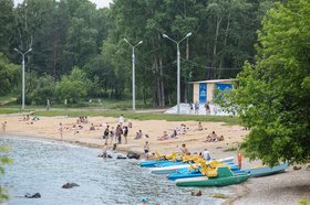 Люди отдыхают на пляже Якоби. Фото из архива IRK.ru