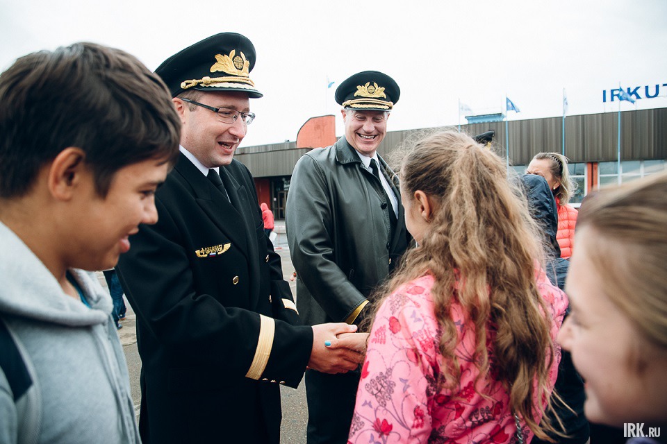 Сотрудники аэропорта охотно общались и принимали поздравления.