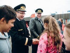 Сотрудники аэропорта охотно общались и принимали поздравления.