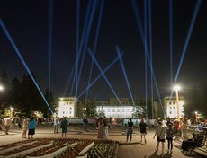 В 23:00 небо над Вечным огнём озарилось яркими лучами.