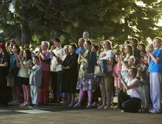 Именно 24 июня 80 лет назад на Параде Победы в Москве световые лучи впервые озарили небо в честь победителей.