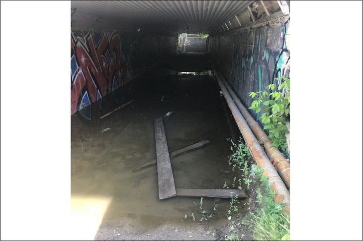 Технологический проход для водоотведения с автомобильных дорог. Фото из телеграм-канала «Инцидент Иркутск»