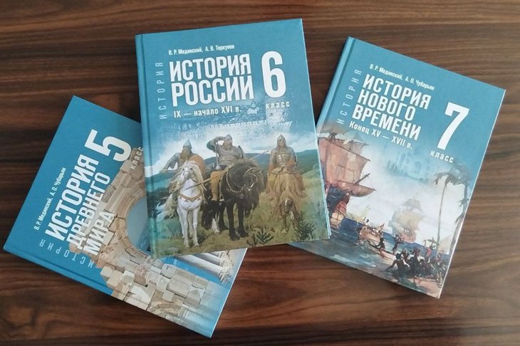 Учебники. Фото пресс-службы правительства Иркутской области