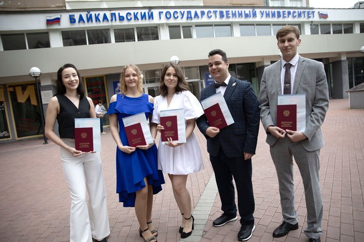 Выпускники. Фото ФГБОУ ВО «БГУ»