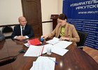 Подача документов. Фото пресс-службы Избирательной комиссии Иркутской области