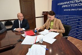 Подача документов. Фото пресс-службы Избирательной комиссии Иркутской области