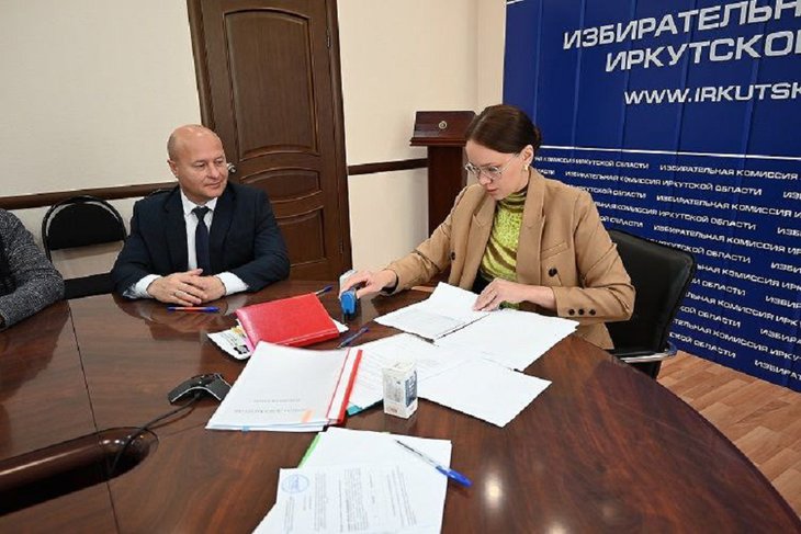 Подача документов. Фото пресс-службы Избирательной комиссии Иркутской области