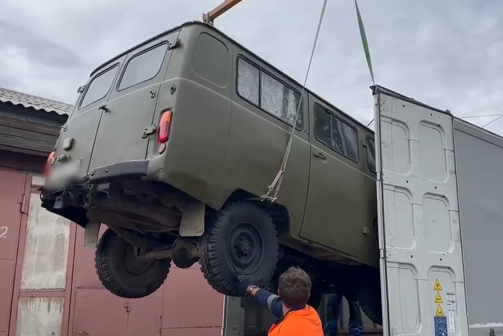 Погрузка автомобилей. Скриншот видео Игоря Кобзева